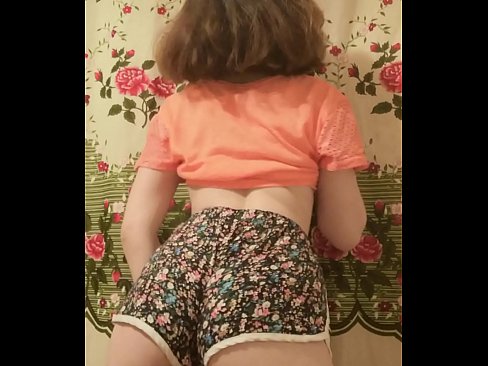 ❤️ Tânără sexy care se dezbracă de pantaloni scurți în fața camerei de filmat ❤️❌  at ro.pornhdvideos.ru ❤